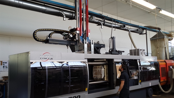 New molding machine with a Cartesian robot 3-axis WAVE over 300 tons